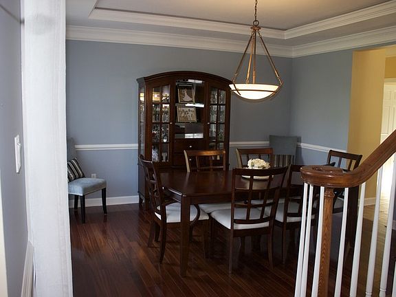 Tray Ceiling : Crown molding and 9 foot ceilings on 1st floor