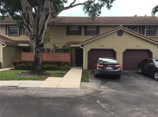 9110 Vineyard Lake Dr, Plantation, FL 33324