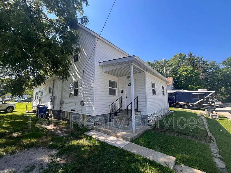 3 bed, 2.0 bath, 1916 sqft, $1,225 — Photo 2