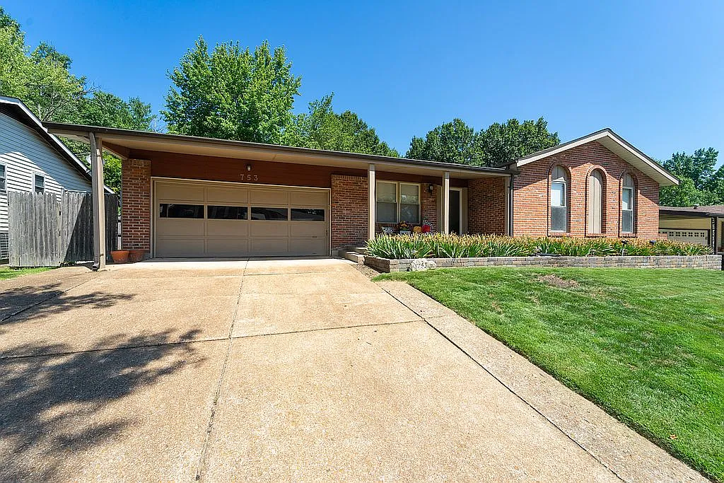 753 Rockridge Dr photo 1