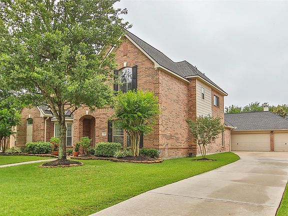 This gorgeous home has a new roof (2016) and a full sprinkler system, as well as a 3 car oversized garage.