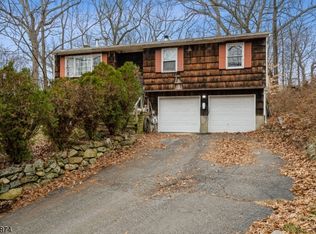 9 Crestview Ln, Hamburg, NJ 07419
