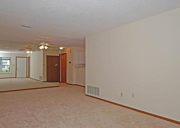 4th image of 261 Highland Village Dr