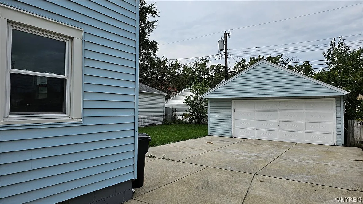 2 bed, 1.5 bath, 1050 sqft, $1,550 — Photo 2