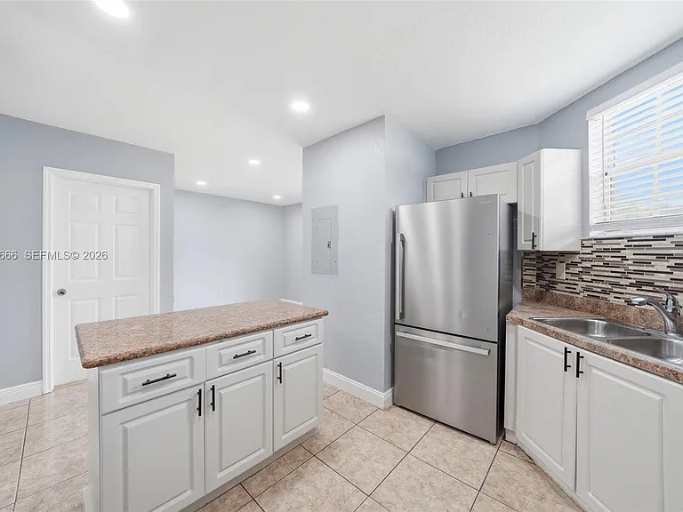 902 SW 8th Pl #1 — Photo 4