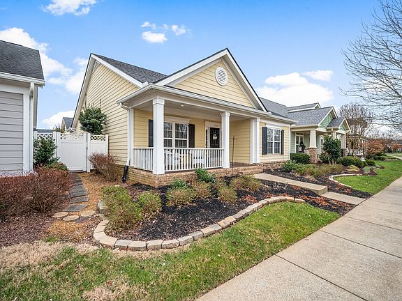 3rd image of 1528 Stratford Hall Cir