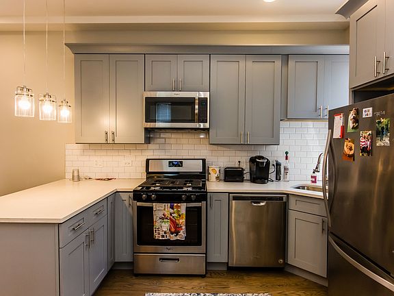 2nd image of 1945 N Winchester Ave APT 2R