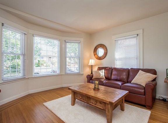 3rd image of 604 Bayswater Ave