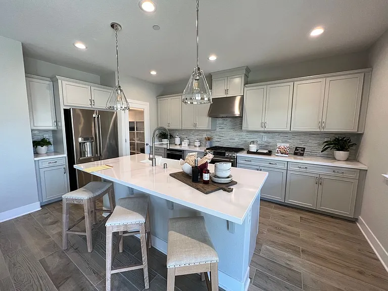 809 Cosmos Dr — Photo 2