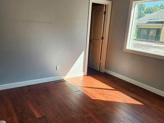 2nd image of 916 E 5th St
