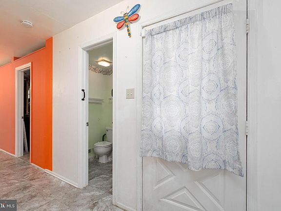 4th image of 422 Debbie Ln