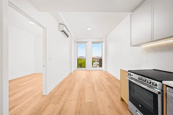 Living room, photo 2