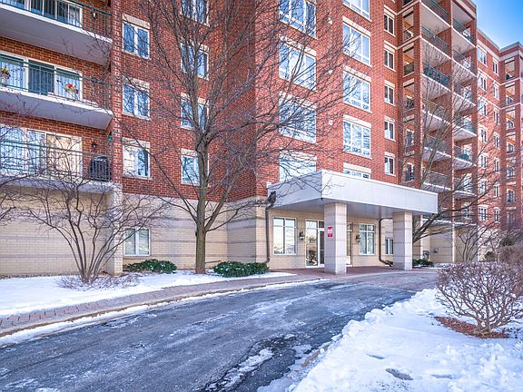 3rd image of 5555 N Cumberland Ave Unit 403