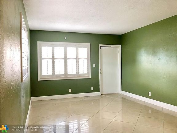 3rd image of 4061 N Dixie Hwy APT 19