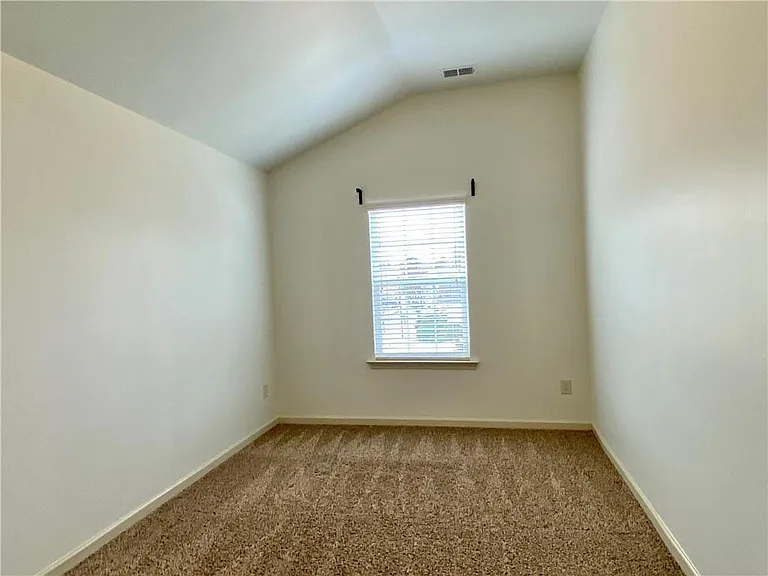 611 Stonehurst Ln — Photo 16