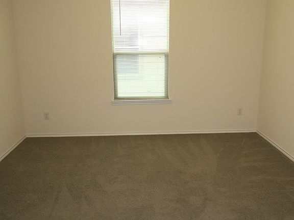 4th image of 920 Strickling Dr