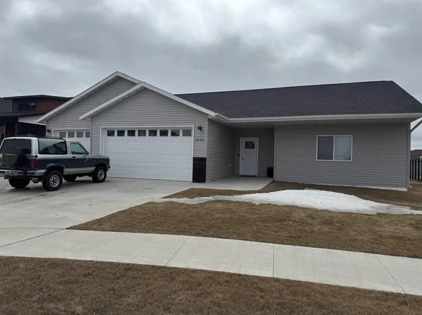 1604 Woodlands Way SE, Minot, ND 58701