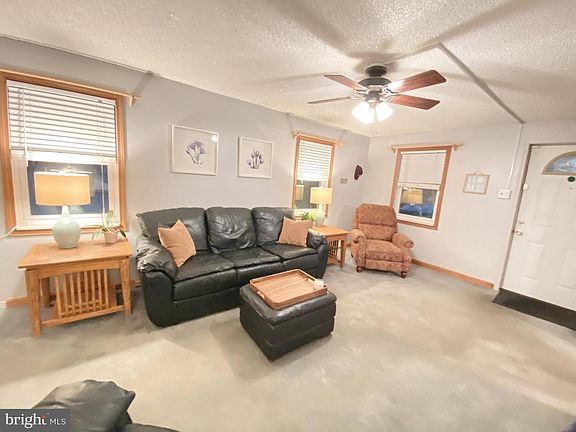 4th image of 880 Quaint St