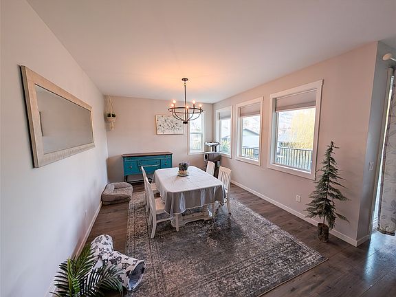 5th image of 2710 Beachmount Cres