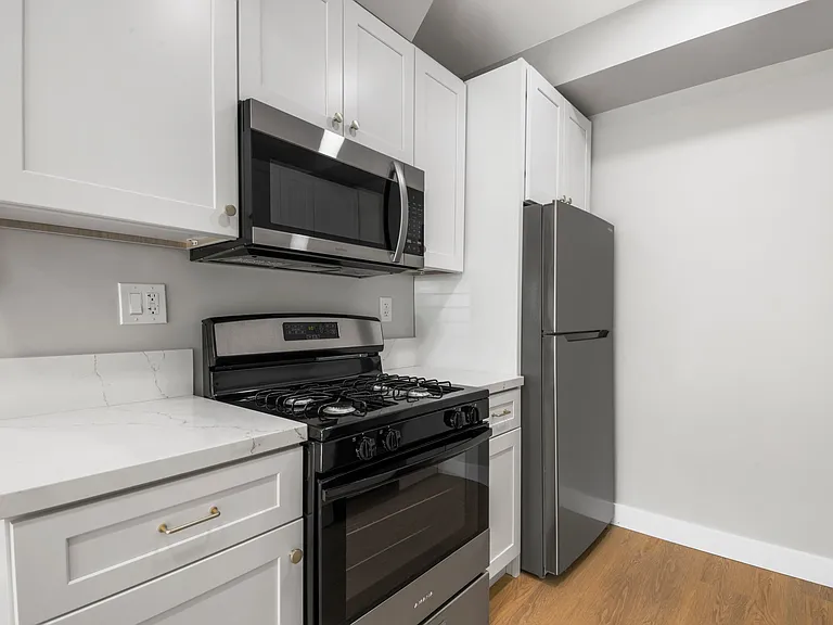 1107 E 3rd St #9 — Photo 7