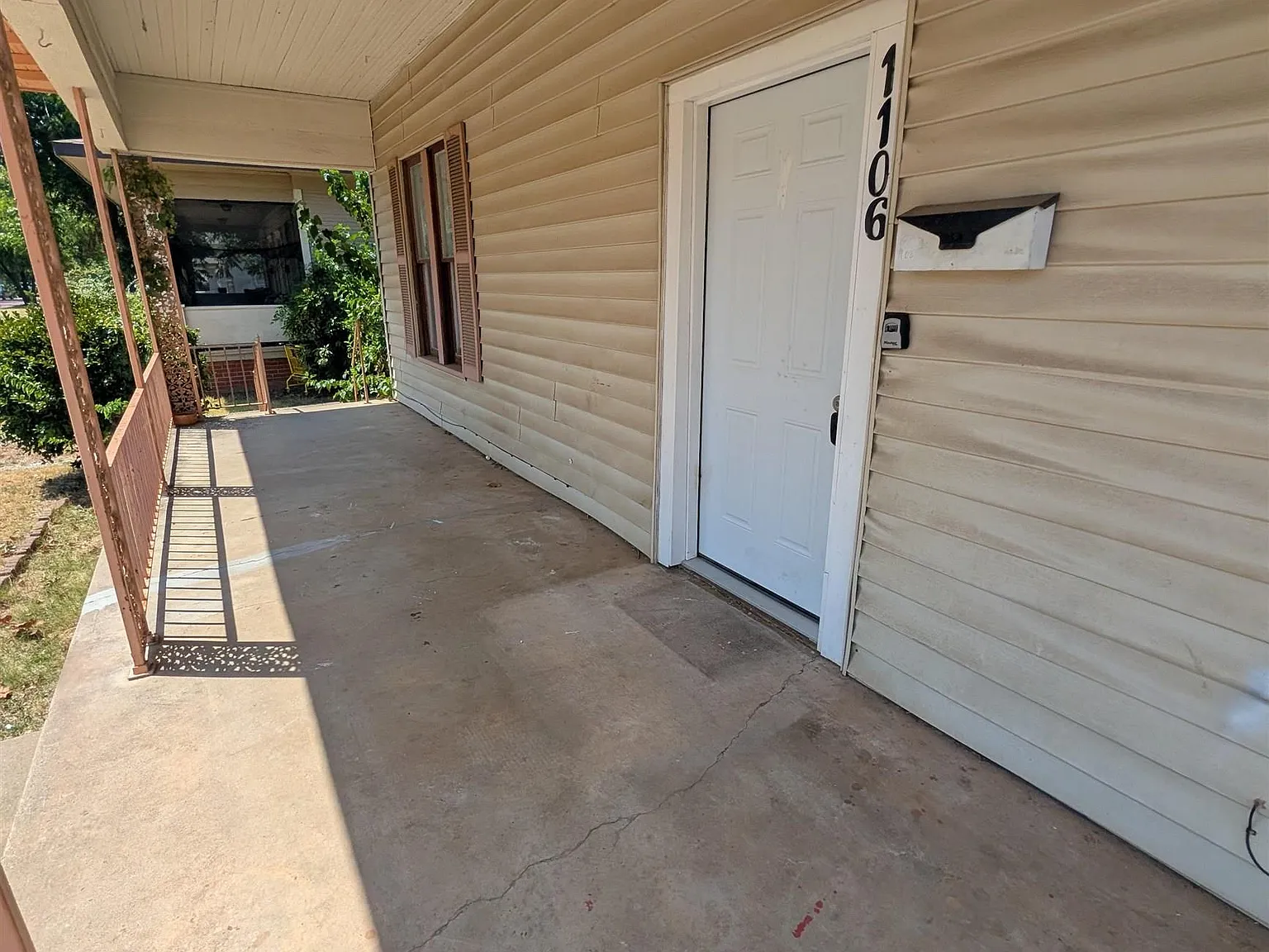 3 bed, 2.0 bath, 1592 sqft, $1,200 — Photo 2