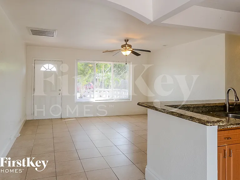 6820 SW 16th Ct — Photo 4