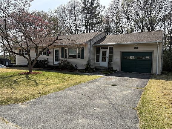 2nd image of 25 Glen Forest Ln