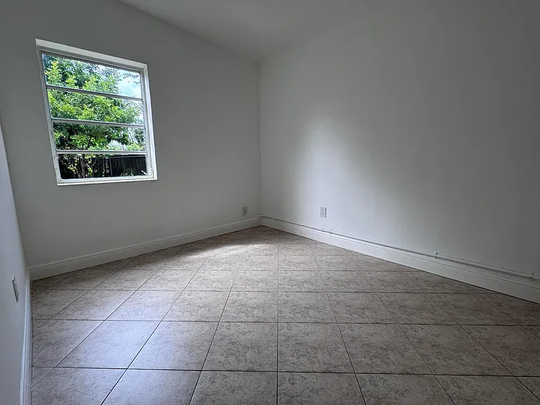 4310 NE 13th Ave — Photo 8