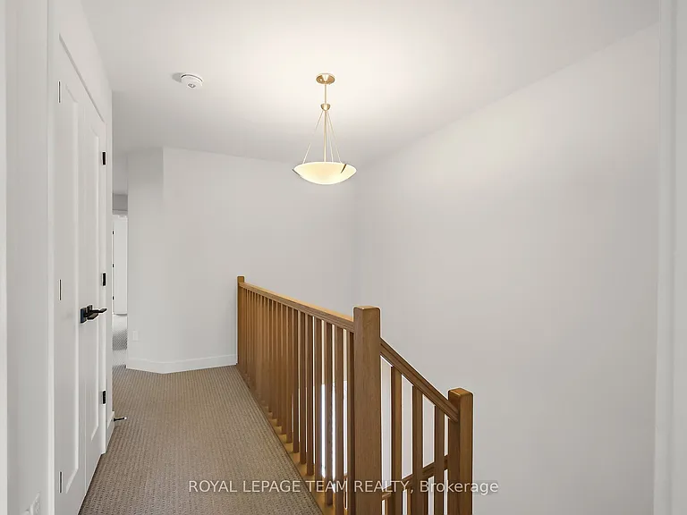 799 Cairn Cres — Photo 34