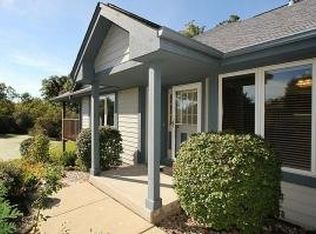 1016 Bay View Ct, Mukwonago, WI 53149