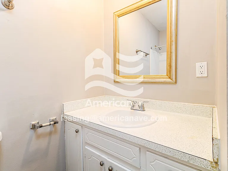 1410_009_main_bathroom_10.jpg