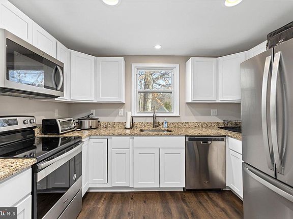 3rd image of 10904 Deerfield Dr
