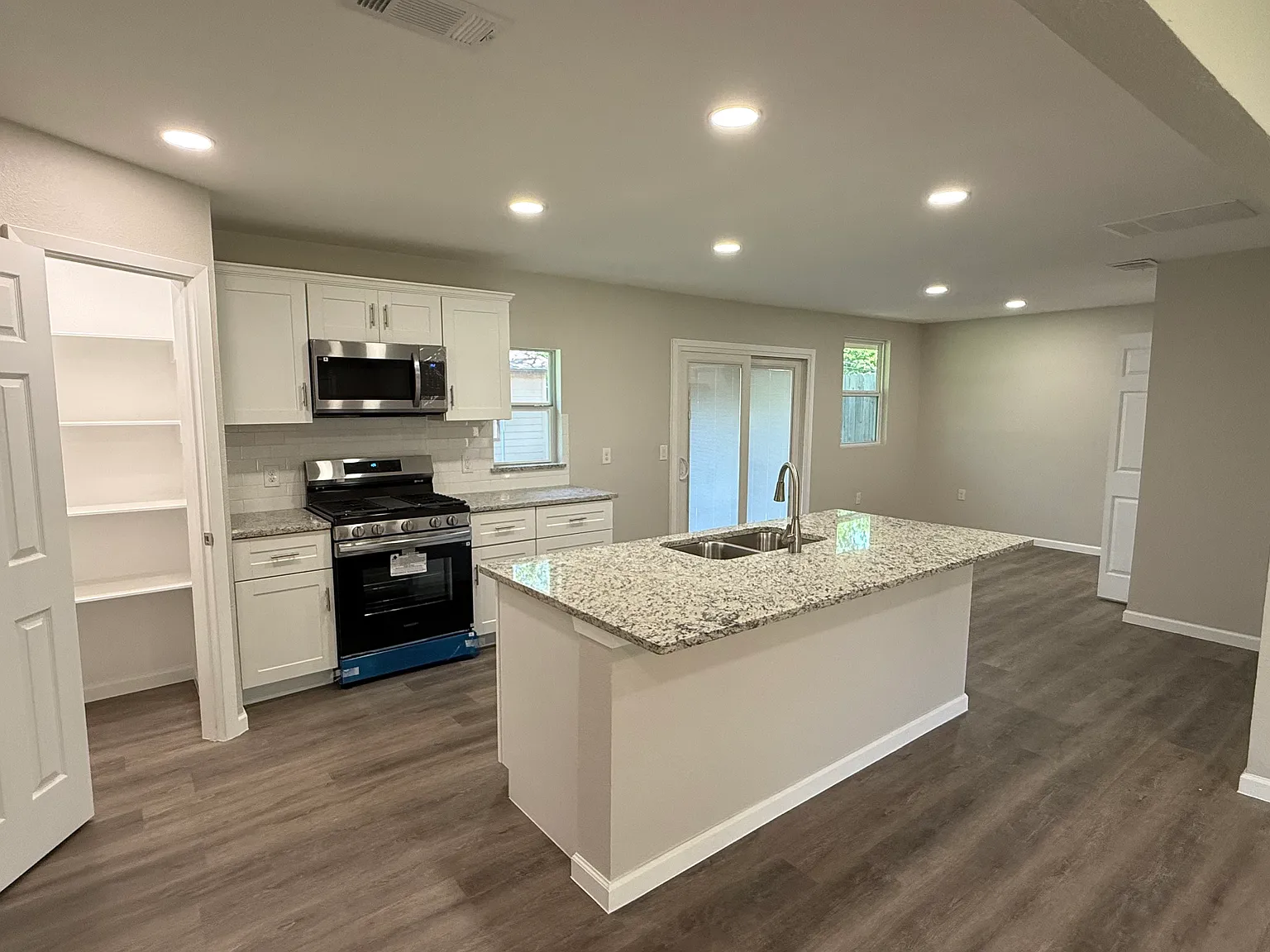1817 Crescent St — Photo 1