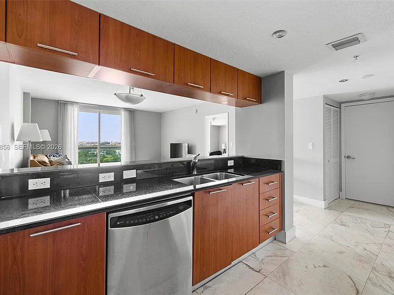 1800 N Bayshore Dr #1806 — Photo 5