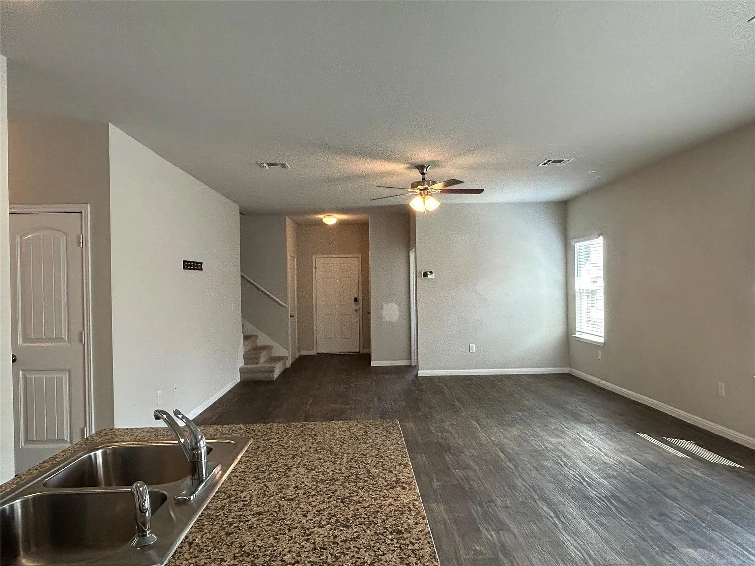 4 bed, 3.0 bath, 2313 sqft, $2,400 — Photo 4