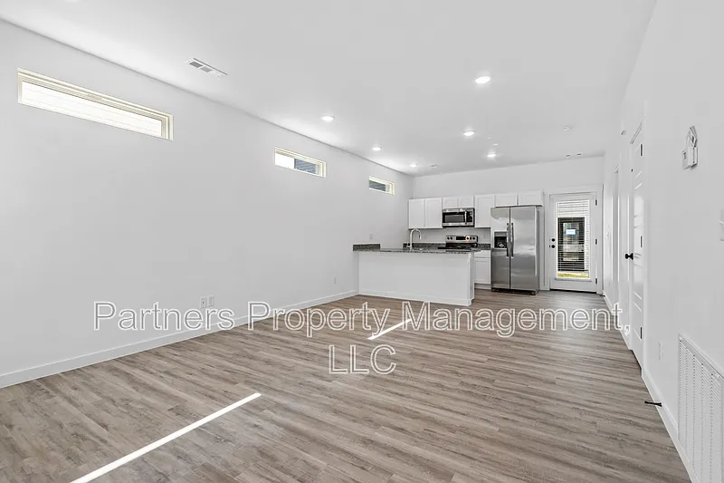 3 bed, 2.5 bath, 1250 sqft, $1,495 — Photo 3
