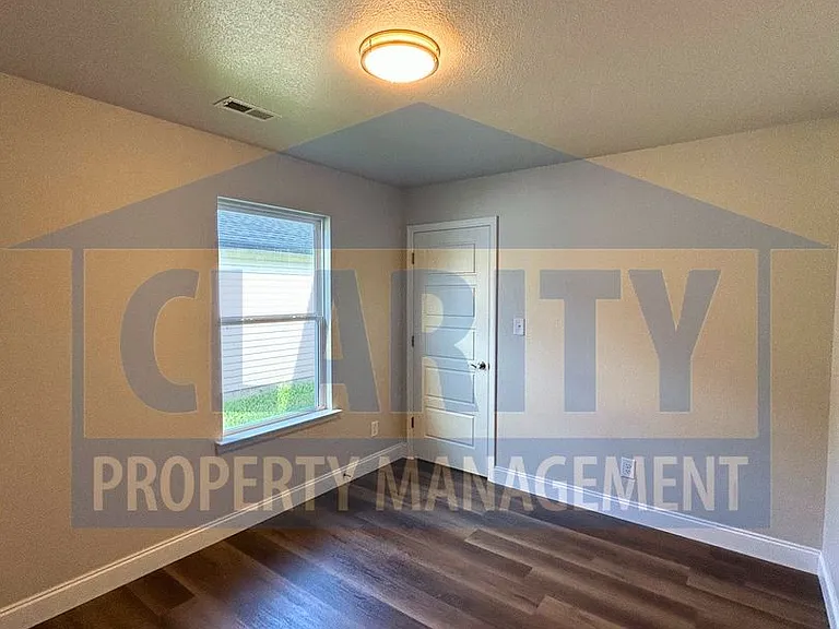 1594 Perry St SE — Photo 8