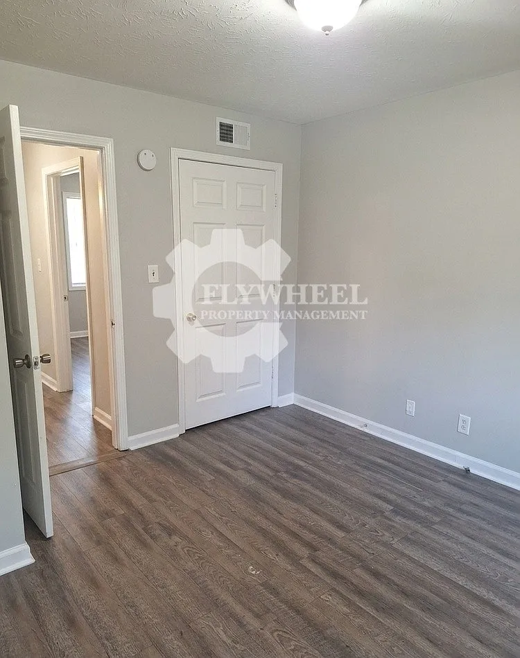128 North Poole Street - B — Photo 2