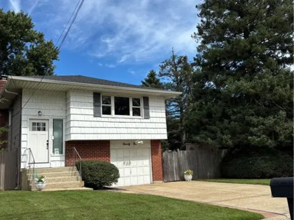 91 North St, Huntington Station, NY 11746