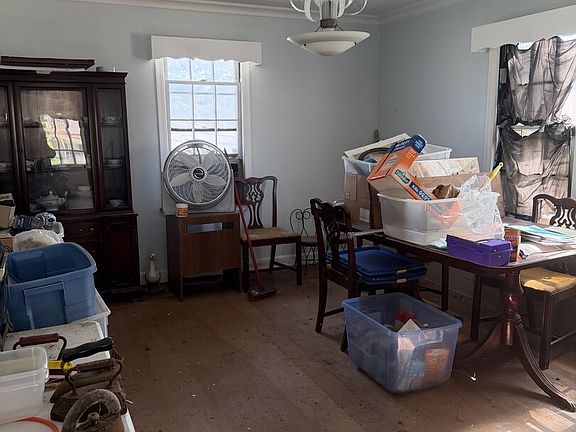 3rd image of 910 Campbell St