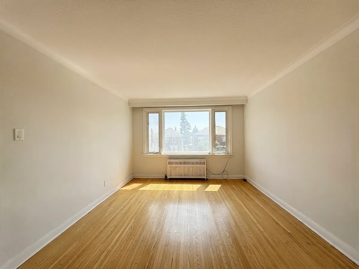 82 Lanark Ave - 2nd Floor — Photo 2