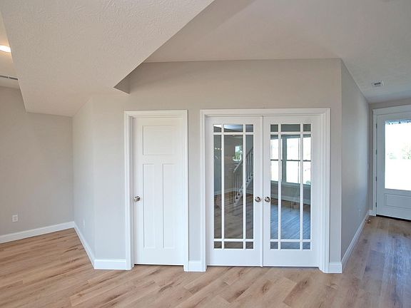 3rd image of 401 Carlton Dr
