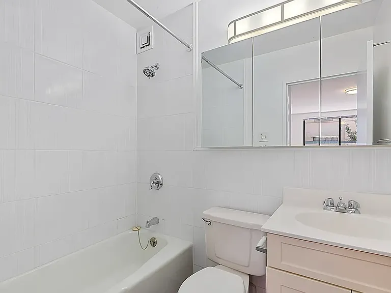 434 W 19th St #3B — Photo 4