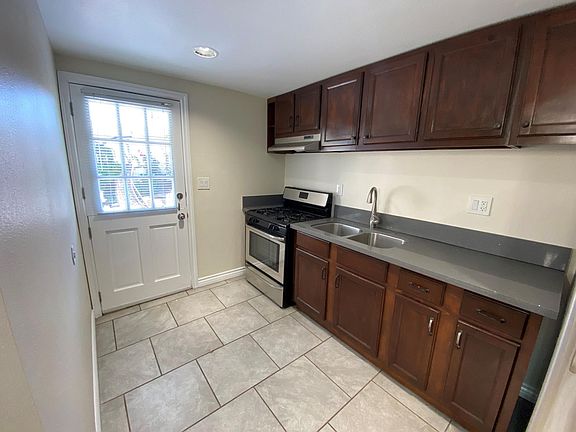 3rd image of 955 E 4th St #1/2