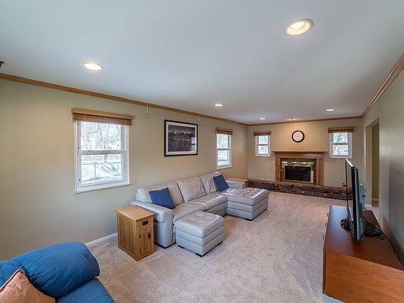 4th image of 1042 Wembley Ct