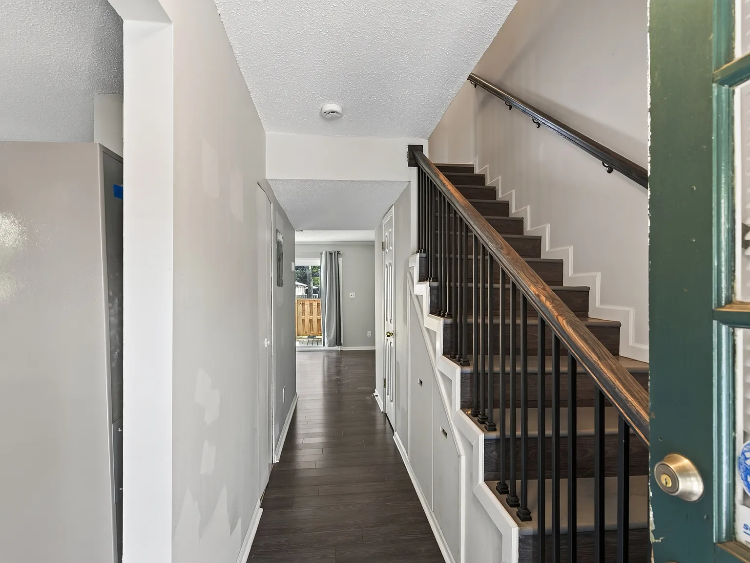 2 bed, 1.5 bath, 1178 sqft, $2,300 — Photo 2