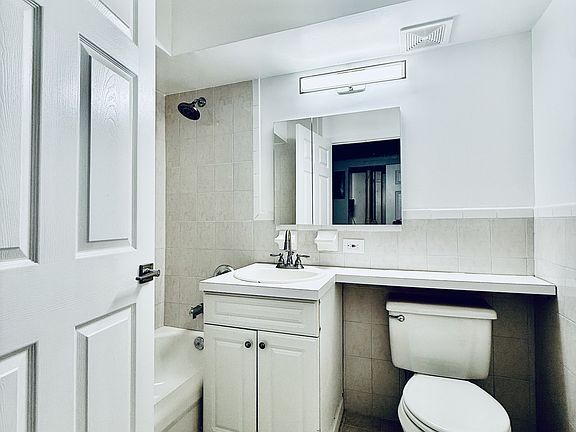 3rd image of 15076 Goethals Ave APT 2