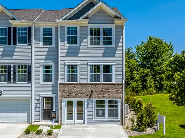 703 Ravenshire Ct, Coraopolis, PA 15108