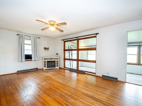 3rd image of 464 E Pearl St