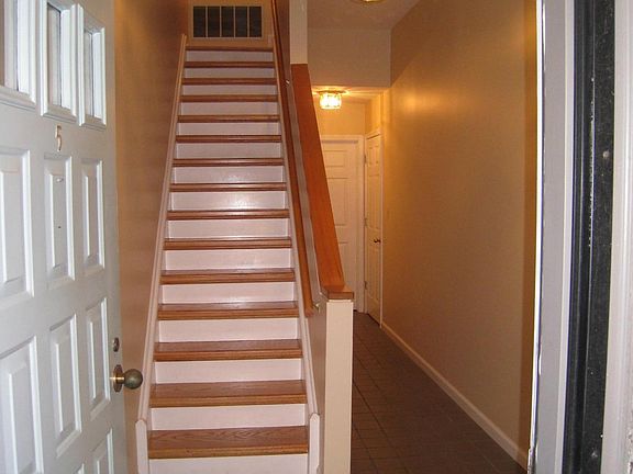 3rd image of 646 S 2nd St APT 5